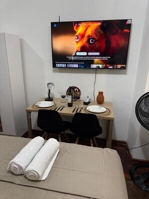 Cortinas blackout, ferros/tábuas de passar roupa, Wi-Fi de cortesia