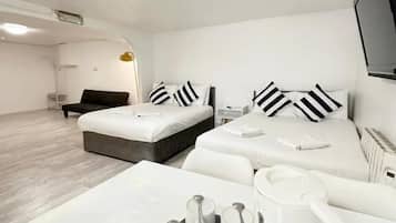 Studio, Patio | Free WiFi