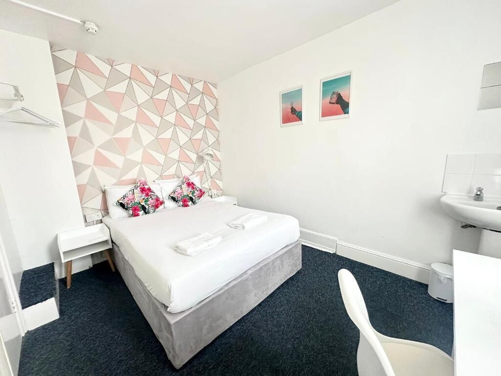 Double Room, Shared Bathroom | Free WiFi