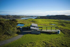 Exterior - Serene and expansive, this is the perfect retreat from the city (Kaiwaka)