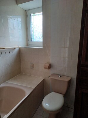 Bathroom - Vrbo Property (Limalonges)