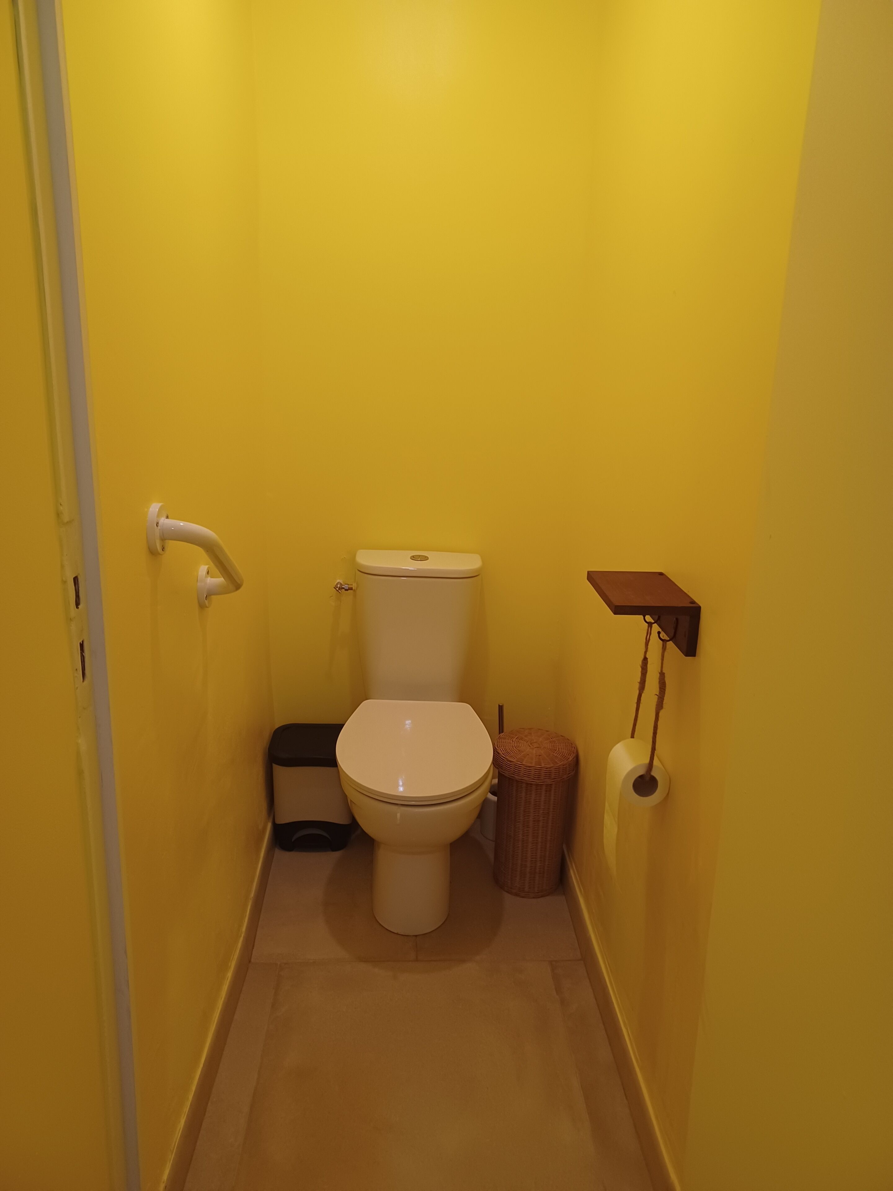 Een douche, een haardroger, handdoeken, zeep