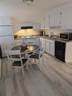 Private kitchen - Fantastic 1BR Apartment in Safe, Syracuse Neighborhood (Syracuse)