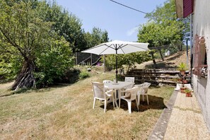 Outdoor dining - ‘La Pennica B&B’ Vacation Home with Mountain View, Private Terrace and Wi-Fi (Pontremoli)