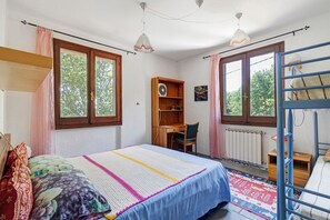 WiFi, bed sheets - ‘La Pennica B&B’ Vacation Home with Mountain View, Private Terrace and Wi-Fi (Pontremoli)