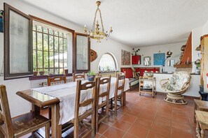 Dining - ‘La Pennica B&B’ Vacation Home with Mountain View, Private Terrace and Wi-Fi (Pontremoli)