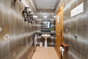 Shower, hair dryer, towels - ‘La Pennica B&B’ Vacation Home with Mountain View, Private Terrace and Wi-Fi (Pontremoli)