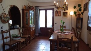 Dining - ‘La Pennica B&B’ Vacation Home with Mountain View, Private Terrace and Wi-Fi (Pontremoli)