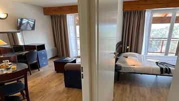 3 bedrooms, bed sheets