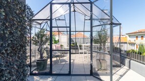 Outdoor dining - Rooftop Glasshouse Retreat by LovelyStay (Porto)