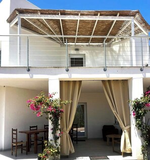 Outdoor dining - Ecological house in Sardinia (Olbia)