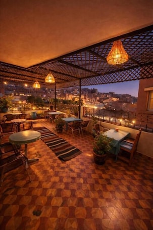 Ristorazione all'aperto. Hôtel Restaurant BOUGAFER