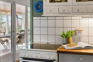 Ugn, diskmaskin och kaffe- och tebryggare
