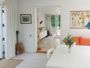 Dining - Cottage in woodland garden in natural harmony (Asnæs)