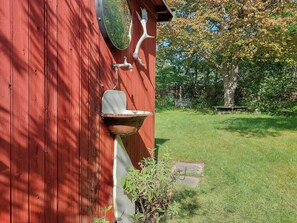 Property grounds - Cottage in woodland garden in natural harmony (Asnæs)