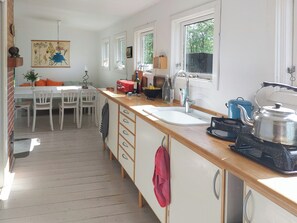 Oven, coffee/tea maker - Cottage in woodland garden in natural harmony (Asnæs)