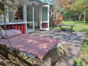 Outdoor dining - Cottage in woodland garden in natural harmony (Asnæs)