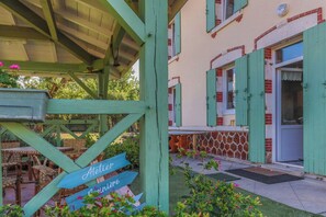 Outdoor dining - Traditional house in the heart of Trensacq forest (Trensacq)