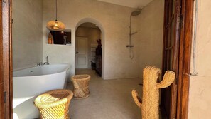 Shower - Provencal villa with pool and panoramic views (La Gaude)