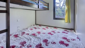 A bunk bed room with a window and a curtain. - Quiet Detached Chalet for Five (Sollies-Toucas)