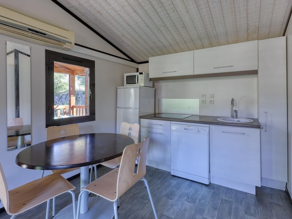 Chalet | Private kitchen - Quiet Detached Chalet for Five (Sollies-Toucas)