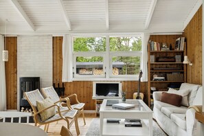 TV, fireplace - Authentic holiday home idyll near beach and forest (Ålbæk)