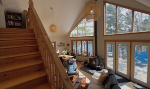 Smart TV, fireplace, books - Gorgeous 3-bedroom cottage in soothing Maberly perfect for relaxing getaway (Maberly)