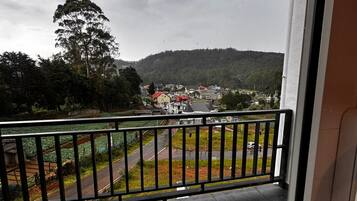 Deluxe Double Room, Balcony, City View | Interior