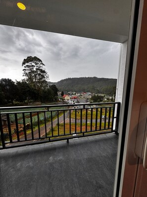 Deluxe Double Room, Balcony, City View | Interior - Rosen Burge Hotel (Nuwara Eliya)