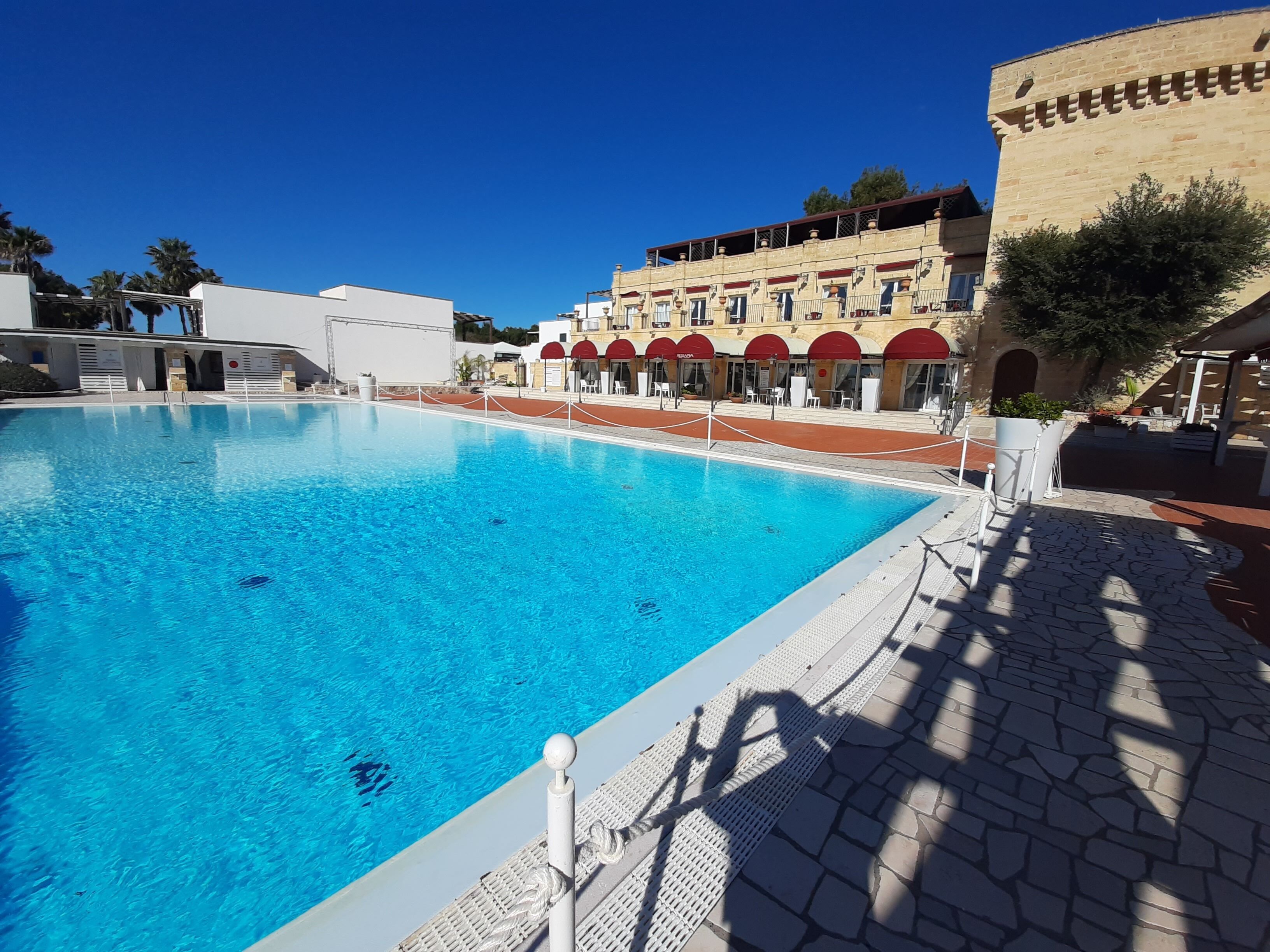Apartamento superior, vistas a la piscina | Piscina | Una piscina al aire libre de temporada
