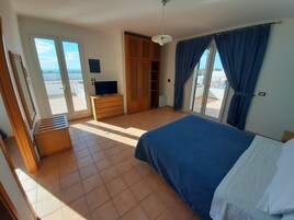 Superior Apartment, Pool View | In-room safe
