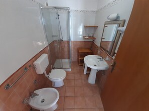 Apartamento superior, vistas a la piscina | Baño