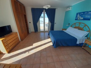 Apartamento superior, vistas a la piscina | Caja fuerte