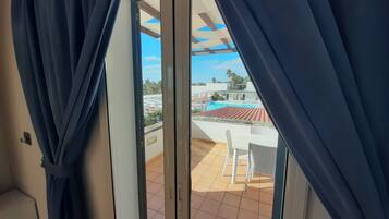 Superior Apartment, Pool View | Interior