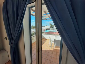 Apartamento superior, vistas a la piscina | Interior