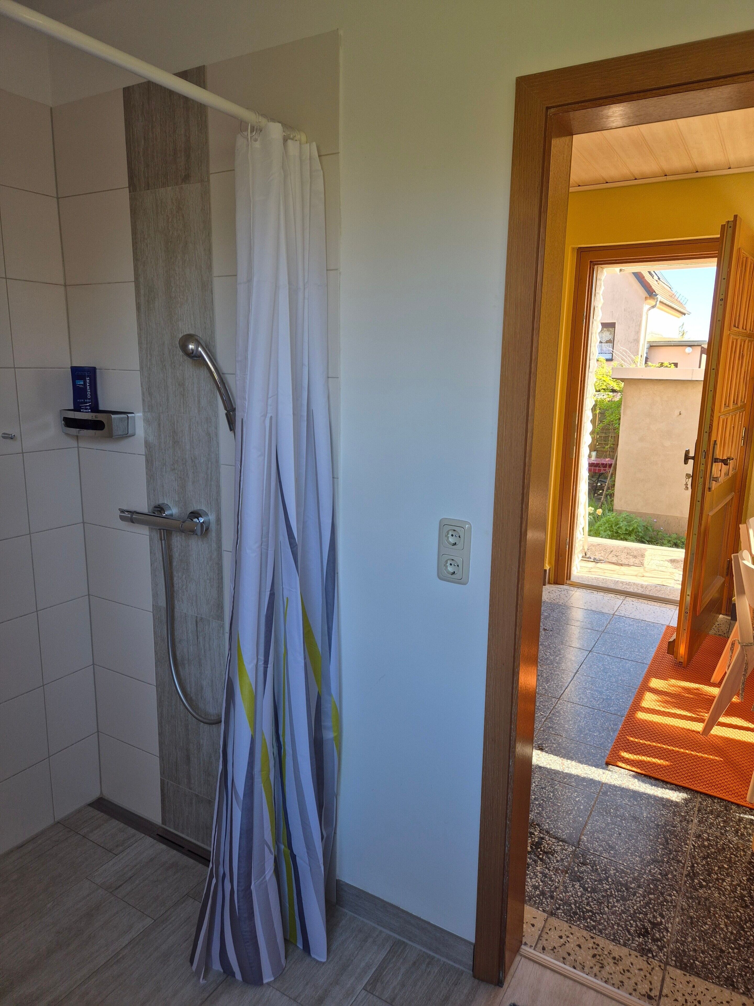 Een douche, handdoeken