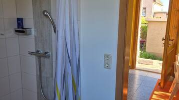 Een douche, handdoeken