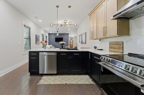 Private kitchen - 4BR Home Near Mercedes-Benz Stadium (Atlanta)