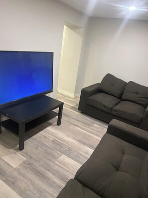 Living area - entire 2 bedrooms for rent (Winnipeg)