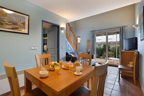 Dining - Holiday Home Near Lake Saint-cassien (Tourrettes)