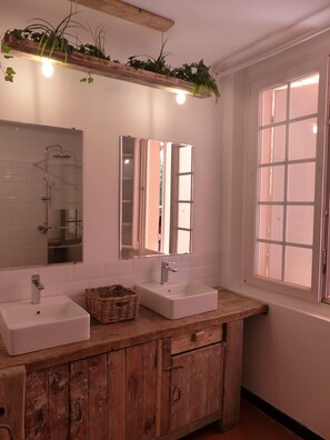 A bathroom with two sinks, a mirror, a shower, and a window. - Villa Lou Gaiardoun in the center of St Aygulf sea & shops on foot🌴☀️ (Fréjus)