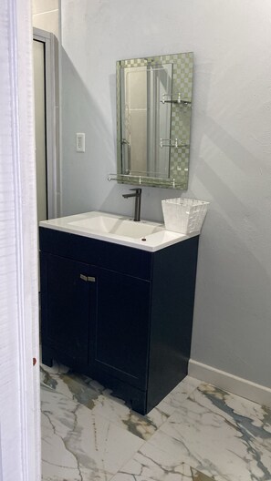 Shower, towels, soap, toilet paper - Tropical Suite Hotel (New Amsterdam)