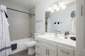 Shower, hair dryer, towels, shampoo - 2 Mins to ASU, Swimming Pool, King Bed (Tempe)