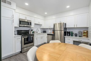 Fridge, microwave, oven, stovetop - 2 Mins to ASU, Swimming Pool, King Bed (Tempe)