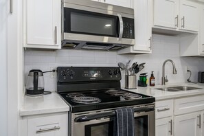 Fridge, microwave, oven, stovetop - 2 Mins to ASU, Swimming Pool, King Bed (Tempe)
