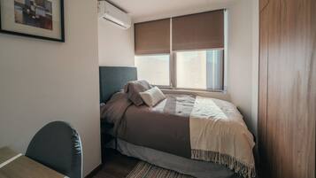 Escritorio, tabla de planchar con plancha, wifi gratis y ropa de cama