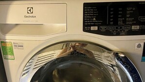 Eine Frontansicht einer Waschmaschine von Electrolux, deren Bedienfeld verschiedene Einstellungen und Optionen zeigt.