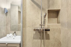 Een douche, een haardroger, handdoeken, zeep