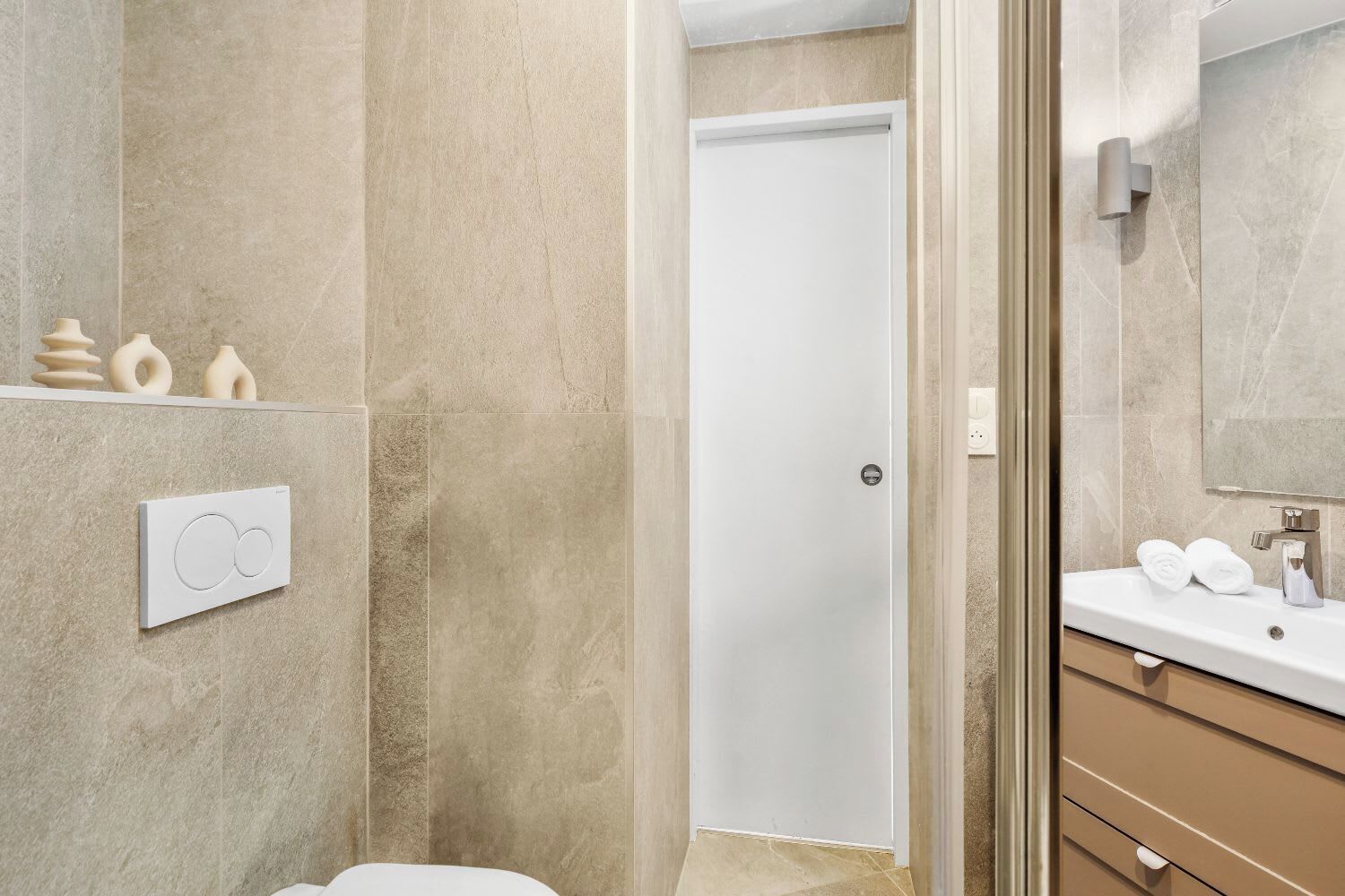 Douche, sèche-cheveux, serviettes fournies, savon