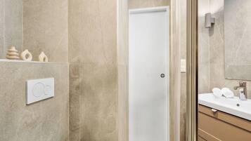 Een douche, een haardroger, handdoeken, zeep